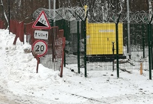 Обнесли колючей проволокой.